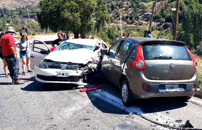 Andes on line Triple colisión vehicular volcamiento y choque de