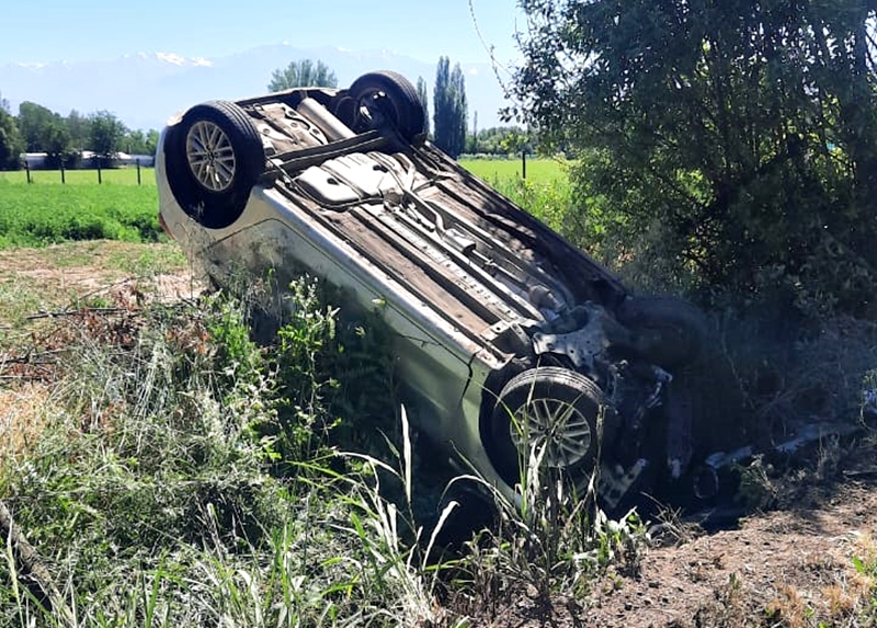 Andes on line Choque frontal y volcamiento de automóvil dejó a dos