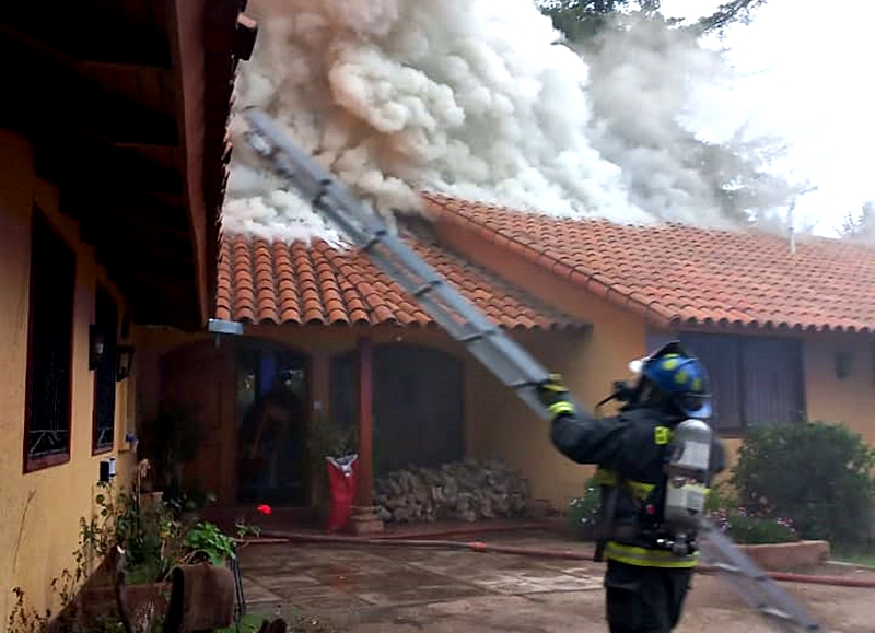 La casa sufrió millonarios daños (Fotografías cedidas a LAON).
