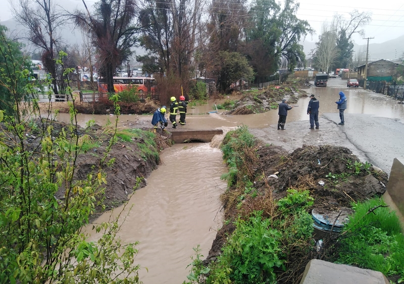 Andes on line Escuela El Sauce inundada casa dañada por roca en Río