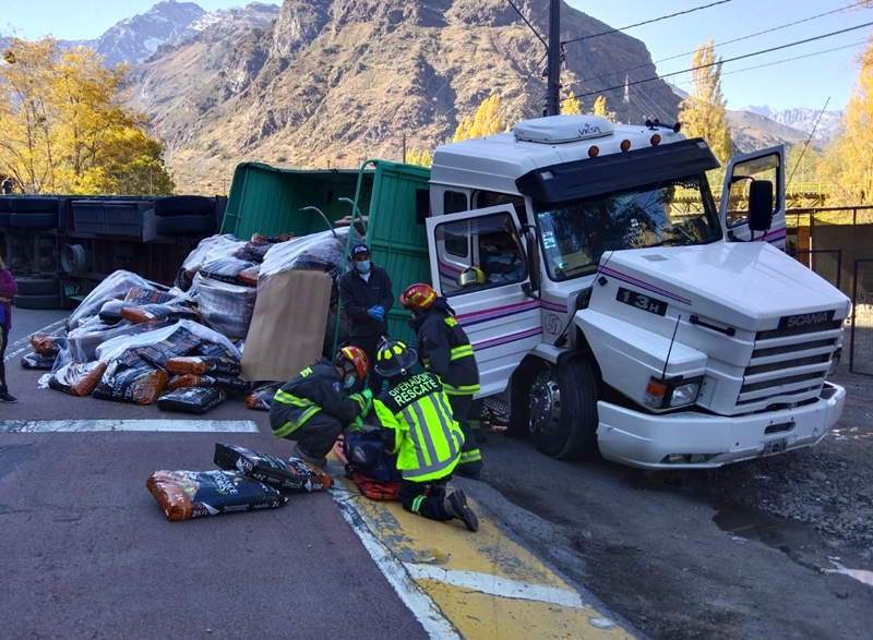 Andes On Line Chofer Lesionado Al Chocar Cami N Argentino Y Volcar