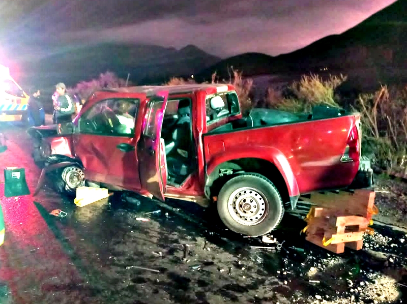 El estado en que quedaron los vehículos involucrados y el trabajo desplegado por los equipos de emergencia. (Fotografías gentileza Cuerpo de Bomberos de Los Andes-Calle Larga).