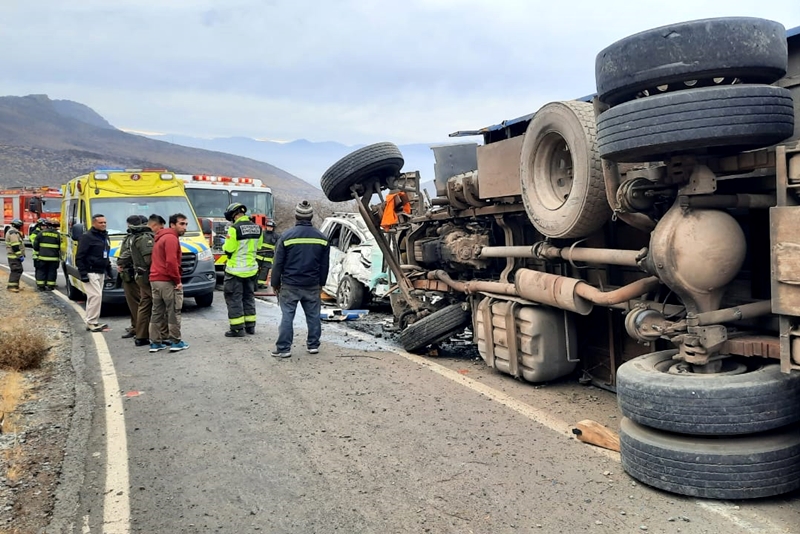 La magnitud del accidente ocurrido en el camino de la cuesta. (Fotografías gentileza Cuerpos de Bomberos de Rinconada y Los Andes-Calle Larga).