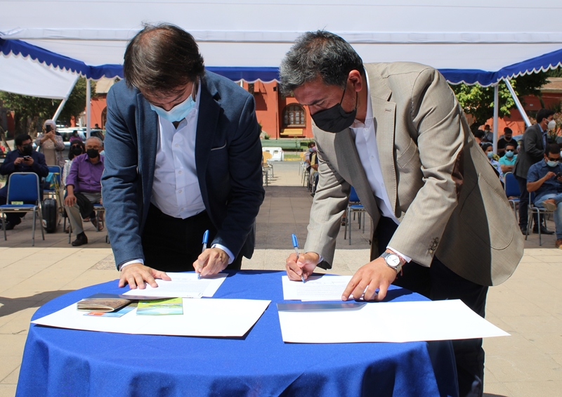 Los alcaldes Shapr y Ortega sellaron el acuerdo.